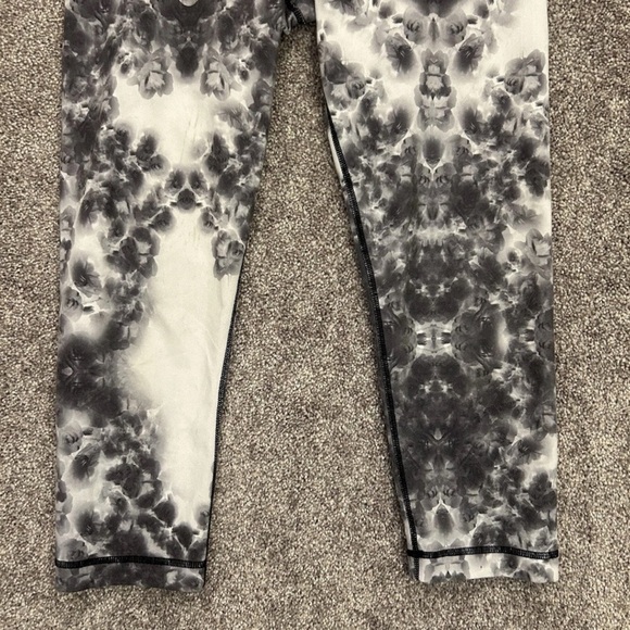 Lululemon Women's Leggings Capri Active Floral Stretch Printed Logo Size 6 - Picture 4 of 13